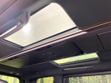 【ガラスルーフ】ガラスルーフ搭載で車内の解放感が一気にアップ!開放的なドライブをお楽しみいただけます。