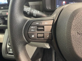 ステアリングにオーディオ操作スイッチが付いています。オーディオ画面に直接タッチしなくても操作が出来ますので、運転に集中できます。