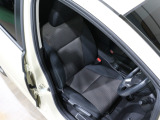 程よい硬さとホールド性が高いシートで長時間運転も快適です。