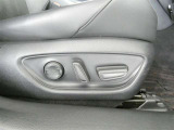 運転席のシート調整を電動で調整できます。無段階調整なので、どなたにもピッタリの調整が可能です。