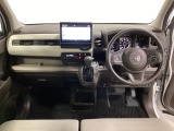 車内は光触媒抗菌消臭施工済です。スタイリッシュなデザインで暖かみのあるインパネ周りを演出します。グローブボックスやカップホルダーのほかにトレーなどたくさんの収納スペースが装備されています。