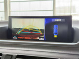 【バックガイドモニター】車両後方の映像をナビ画面に表示し、駐車などの後退操作をサポートします。