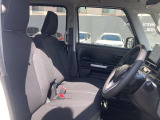 ◆前面ドア運転席◆ドアの開口が広く乗降ラクラク。シートの幅も広く運転していてもストレスを感じません。足元も広く快適なドライブを演出してくれます。