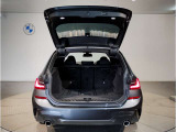 BMWではスペアタイヤが非搭載となるため、スペースは拡大されており、収納スペースとして利用可能。トランクの下にも収納スペースがあり、意外と役に立つスペースでございます。