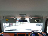 運転席バイザー裏にはバニティミラーが備わっていますので、車の外に出る前にパパッと身だしなみをチェックすることができて便利ですよ♪
