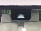 【スマートアシスト】走行中に前方の車両等を認識し、衝突しそうな時は警報とブレーキで衝突回避と被害軽減をアシスト。より安全にドライブをお楽しみいただけます。