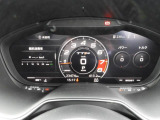 重厚感と安定感があり、同時にダイナミックさも備えるAudiの走り。機能やデザインが革新的なメーター。