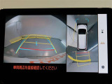 パノラミックビューモニター付きです。車両を上から見たような映像をモニター画面に表示。運転席からの目視では見にくい、車両周辺の状況をリアルタイムでしっかり確認できます。