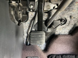 パーキングブレーキはフット式なので運転席と助手席の間はすっきり、移動も楽々です。さっと手が届く位置にATセレクトレバーやエアコンスイッチなどがあり操作性に優れています