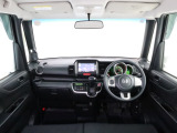 N-BOXの開放的な前方視界。フロントガラスが大きいので運転がしやすく疲れにくいです。また、全ての装備が適正配置されていて操作性に優れています。