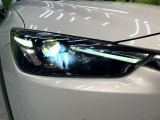 【LEDヘッドライト】悪天候や夜間走行時も良好な視界を確保し安心して運転できる高輝度LEDヘッドライトを装備!点灯速度が早く、消費電力も抑えられています。