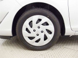 【ホイールカバー】純正なので車に似合うデザインになっていますね。スタッドレスタイヤもご相談下さい。