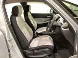 広い足元にゆったり座れるシートは長距離の運転でも疲れにくいシートです。女性でも運転がしやすいようにシートの高さ調整機能(シートリフター)がついています。