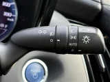 【オートライト(AUTO)】外の明るさをシステムが感知して、自動でヘッドライトが点灯します。ヘッドライトをつけ忘れを防ぐ便利機能です。