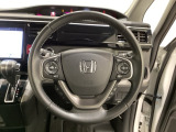ハンドルにHondaセンシング系のクルーズコントロールやレーンキープアシストなどのスイッチと、オーディオの操作スイッチが装備されています。ハンドルから手を離さず安全に操作できます。