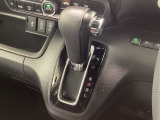 インパネシフトを採用しているので、前席の足元も広々としています。運転席と助手席の行き来もスムーズです!
