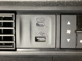 エアコン操作パネルの左側に、スマートフォンなどの充電可能なUSB端子と、音源などの外部入力の可能なUSB端子がついています。移動中に充電もできるので便利です。