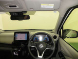 ドライバー目線で、使いやすく安全操作性と良好な視界を実現した運転席です。