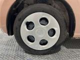 スチールホイールカバー付き。タイヤ装着サイズは「155/65R14」です。
