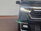 【LEDヘッドライト】悪天候や夜間走行時も良好な視界を確保し安心して運転できる高輝度LEDヘッドライトを装備!点灯速度が早く、消費電力も抑えられています。