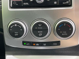 【オートエアコン】一度お好みの温度に設定すれば、車内の温度を検知し風量や温度を自動で調整。暑い&hellip;寒い&hellip;と何度もスイッチ操作をする必要はありません。快適な車内空間には必須の機能ですね♪