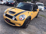 MINIクーパーSの左斜前からの外観です。個性的なデザインと車両状態をご確認ください。写真16/51。