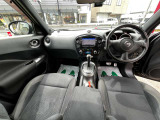 インパネ廻りの写真です。フロアーCVTですので、運転がしやすいです。純正メモリーナビ付きですので、ドライブやご旅行にとても便利です。