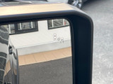 【ブラインドスポットモニター】走行中、ドアミラーの死角になりやすい箇所に後続車が接近するとサイドミラーのレンズに警告を表示!ドライバーに注意喚起をしてくれます。