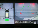 【アラウンドビューモニター】まるでクルマを真上から見ているようなアラウンドビューモニターで運転をサポート。運転席から見えにくい車の四隅や後方もモニターでしっかり見えます。
