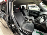 フロントシートです。運転席には座面の上下調節が可能なハイトアジャスターが装備されております。大きな痛み等が無く綺麗な状態です。