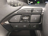 運転中、オーディオの操作をしてて、ハッとしたことはありませんか?ステアリングスイッチは、運転中でもハンドルでオーディオの操作が可能です。安全なドライブをサポートします。