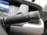 オートヘッドライト標準装備です。車外の明るさに応じて自動的にヘッドライトの点灯・消灯をしてくれます。トンネルの出入り口などで活躍してくれます。