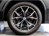 【BMWアロイホイル】軽量かつ強度に拘ったアロイホイル。走行性能ポテンシャルを引き出す設計。車の足元を引き締めてくれる大きなポイントはアロイホイルです。