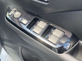 運転席側スイッチでは、各席の窓ガラスの開閉ができます。