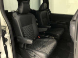 【後部座席】も当然、綺麗・清潔に仕上げております。内装の綺麗なお車は気持ちが良いですし、コンディションのいい車が多いです。これもオススメの1台です。
