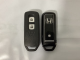 スマートキーを装備しています。鍵を差し込むことなくドアロックの開け閉めと、スタートボタン操作でのエンジンスタートができます。スペアキーも同じものを用意しております。