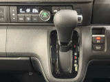CVT車のセレクトレバーです。低速から高速まで、変速ショックのないスムーズな走りと、エンジン効率のよい領域を維持して燃費にも貢献します。サイドブレーキはスイッチ操作の電子制御パーキングブレーキです