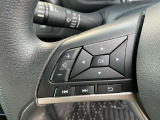 走行中でも、ハンドルから手を離さずオーディオ操作ができるステアリングスイッチ