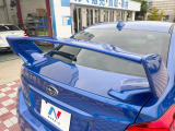 【大型リヤスポイラー】スポーツカーらしさがグッと引き立つ大型リヤスポイラーを装着♪高速走行時のスタビリティ(走行安定性)向上に役立ちます。