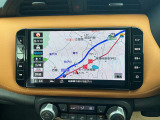 通信ユニット内蔵の日産純正10インチメモリーナビ(MM520D-L)装備。NissanConnectマイカーアプリ対応、オペレーター通話や音声対話検索にも対応、HDMI入力やBL再生など多彩なメディアに対応。無料地図更新付き。
