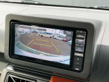 シフトレバーを「R」に入れると、自動的に車両後方がカラーでモニターに表示されます。目安線も表示されるので、分かりやすいですね!!