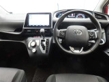 ぜひ展示車の運転席に座ってみてください。