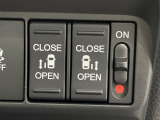 【両側パワースライドドア】スマートキーや運転席のスイッチで後席両側スライドドアの開閉が可能♪電動だから力を入れてドアを開ける必要が無く、小さなお子様でも簡単に開け閉めでき快適です♪