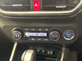【オートエアコン】一度お好みの温度に設定すれば、車内の温度を検知し風量や温度を自動で調整。暑い&hellip;寒い&hellip;と何度もスイッチ操作をする必要はありません。快適な車内空間には必須の機能ですね♪