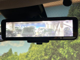 【インテリジェントルームミラー】後席の大きな荷物や同乗者で後方が確認しづらい時でも安心!カメラが撮影した車両後方の映像をルームミラー内に表示。クリアな視界で状況の確認が可能です!