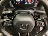 ステアリングホイール・後ろの減速セレクターは、左右に取り付けられた2つのパドルスイッチで減速の強さを調整。 左側の「-」を操作すると減速を強く、右側の「+」を操作すると減速を弱くすることができます。