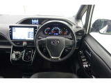 スポーティームード溢れる運転席周りですね。 クイックなドライビングに対応できるよな運転席回りになっています。 ドライブがますます楽しくなりますね!