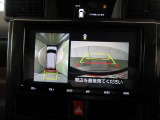 前後左右に搭載したカメラ映像を合成し、クルマを真上から見ている感じの映像を表示できます。