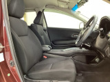 女性でも運転がしやすいように、シートの高さ調整機能(シートリフター)がついています。広い足元にゆったり座れるシートには肘掛も装備しており長距離の運転でも疲れにくいシートです。