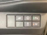 ハンドルの右側にHondaセンシング用のメインスイッチとパワーテールゲートスイッチがついています。パワーテールゲートスイッチは車内からでもテールゲートの開け閉めを電動でできます。
